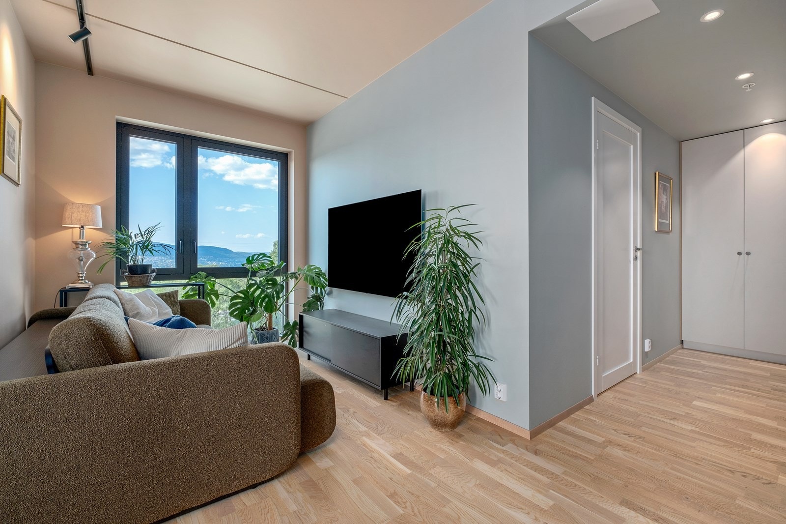 Mellom stuen og hovedsoverommet ligger en egen tv-stue - et lunt og tilbaketrukket rom hvor man kan slappe av med en god film eller nyte utsikten til Byåsen. Det er gjort tilvalg med forsterkning i vegg for TV-oppheng, med el-rør i veggen for skjult kabel Galleribilde