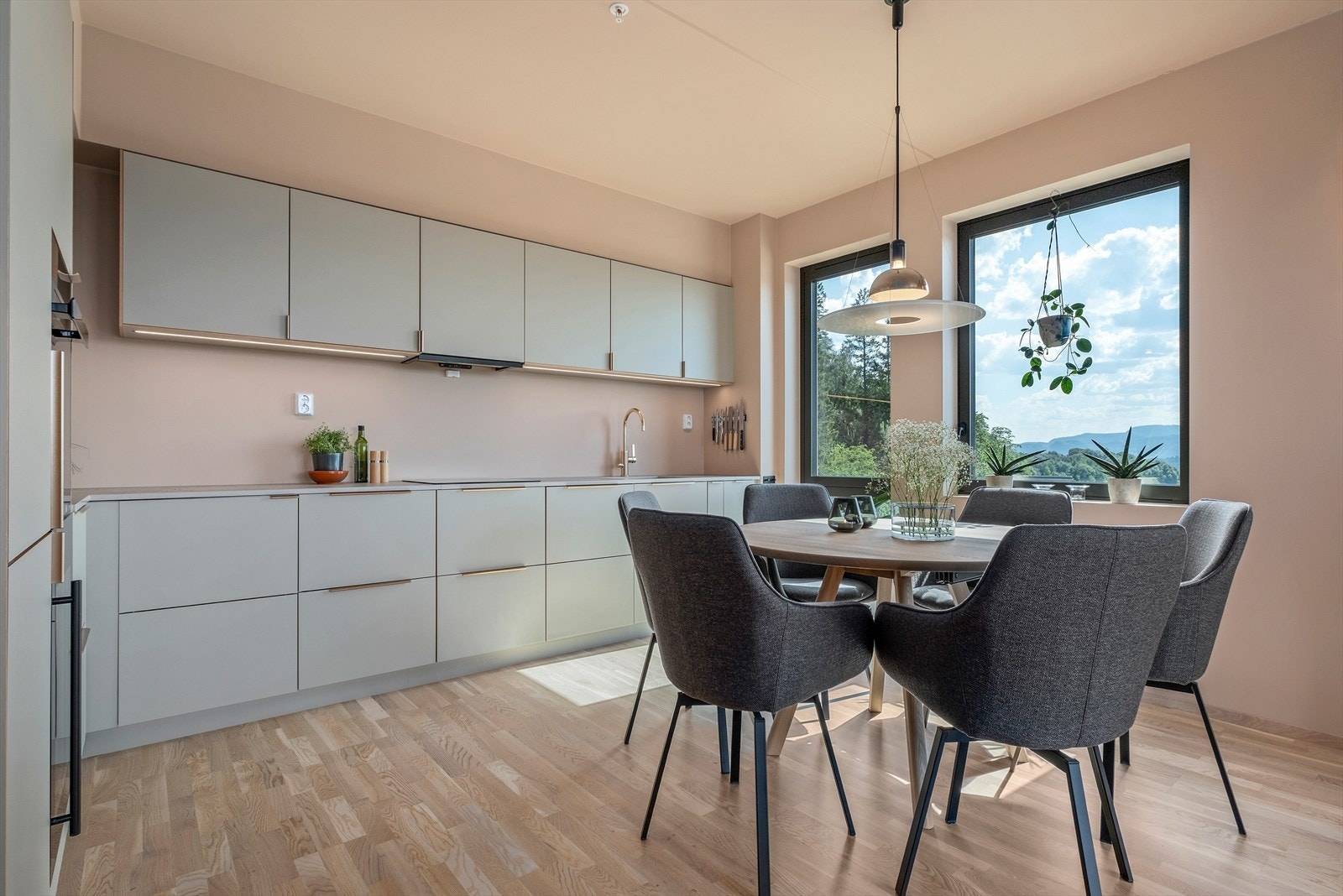 Spisestuen er plassert lyst og luftig ved vinduene møt sør. Her er det god plass til å utvide spisebordet med ileggsplater ved behov. Galleribilde