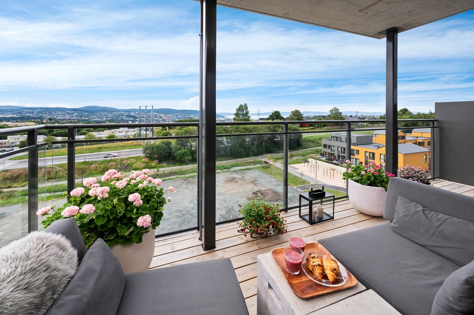 Coop Extra og Bunnpris er nærmeste dagligvare. Coop Extra ligger 8 minutter gange fra hjemmet, hvor også Risvollan senter ligger. Her har du blant annet post i butikk, legesenter og apotek Galleribilde