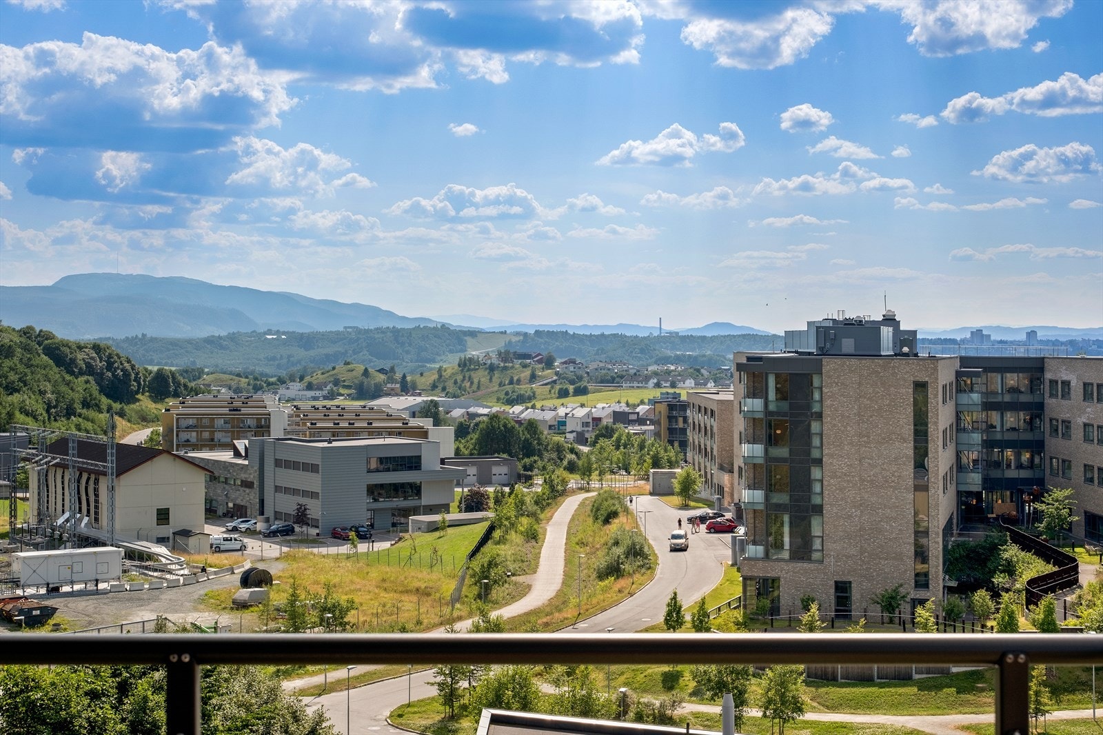 Det kort vei til flotte tur- og friluftsområder i Estenstadmarka, noe som gir gode rekreasjonsmuligheter hele året. Marka er et eldorado for friluftsmennesker, og her finnes et mylder av turstier, skiløyper og den koselige Estenstadhytta med servering. Galleribilde