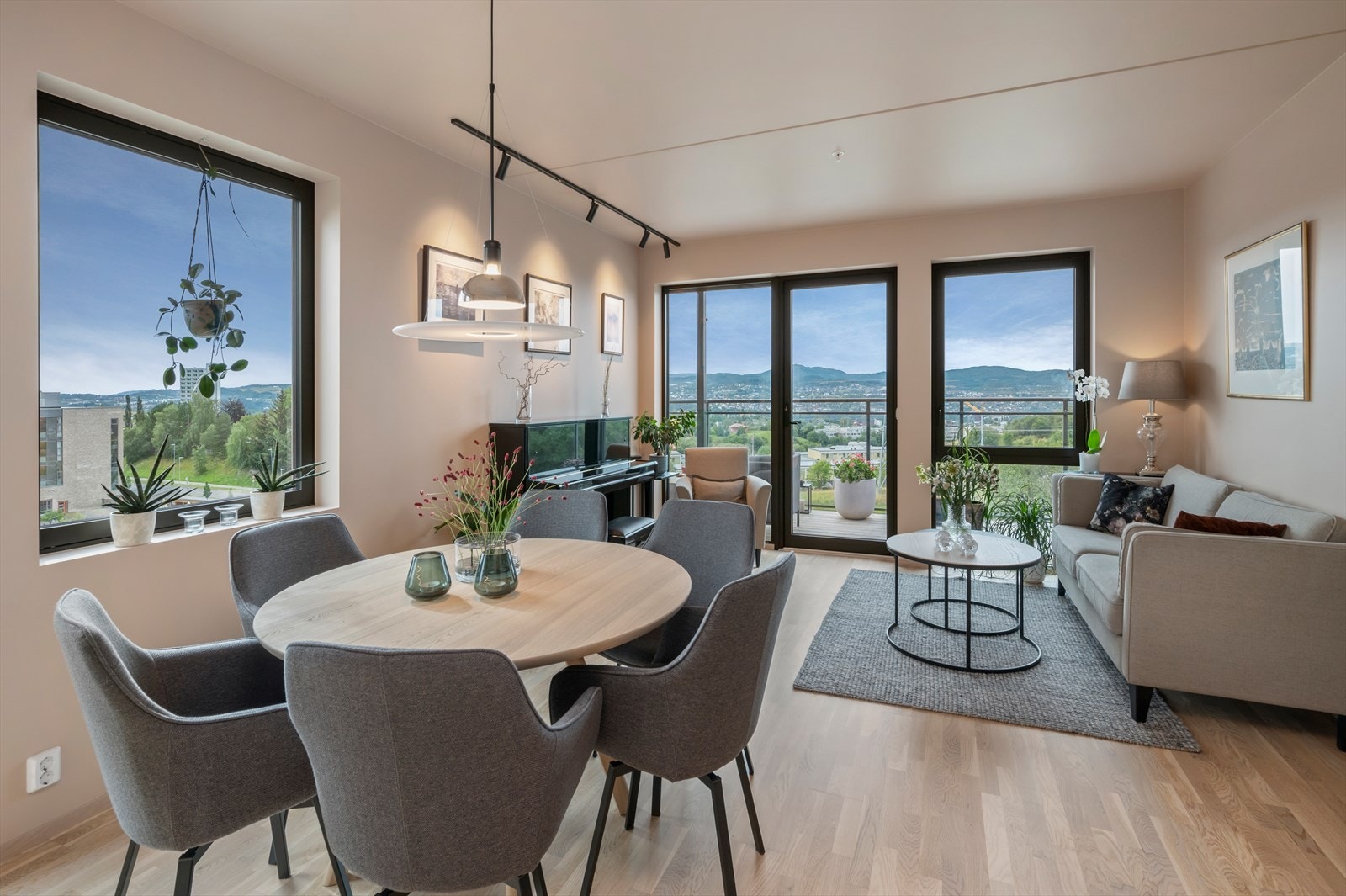 Hjemmets samlingspunkt inkluderer en stor og lys stue og kjøkken i en åpen løsning på hele 28 m². Hele leiligheten ble oppmalt i 2024 i moderne og tidsriktige fargetoner. Galleribilde