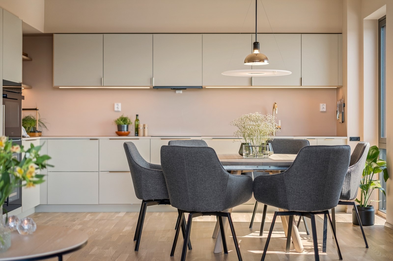 Hjørnet for kokkelering er innredet med mekanisk avtrekksvifte over stekesonen. Det er videre integrert kombi kjøl/fryseskap, oppvaskmaskin, platetopp, stekovn og vinkjøleskap. Galleribilde