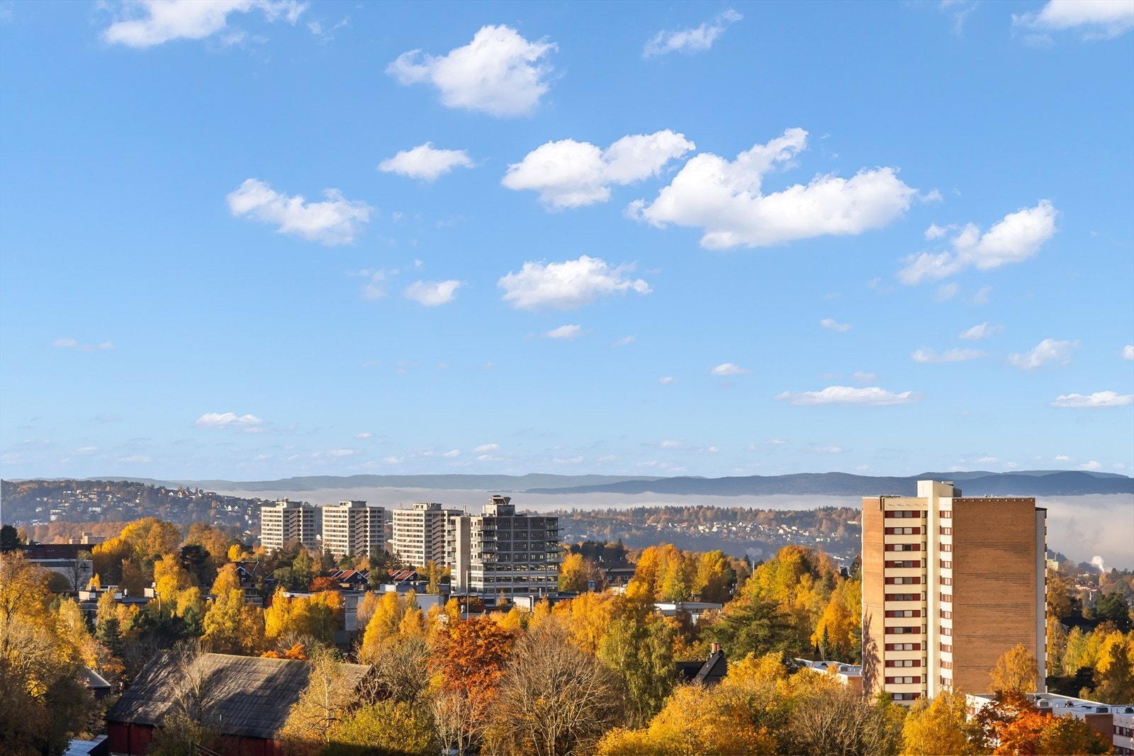 Fra stue er det utgang til nord-vestvendt innglasset balkong på hele 10 m². Galleribilde