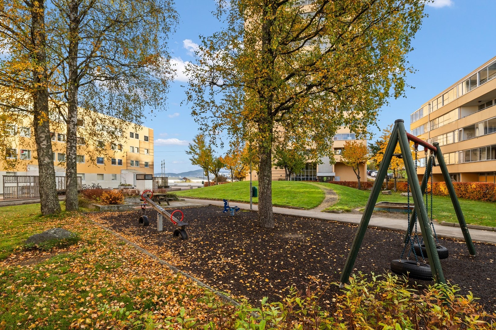 Nærområdet består av fine opparbeidet fellesareal med lekeplasser og sitteplasser. Galleribilde