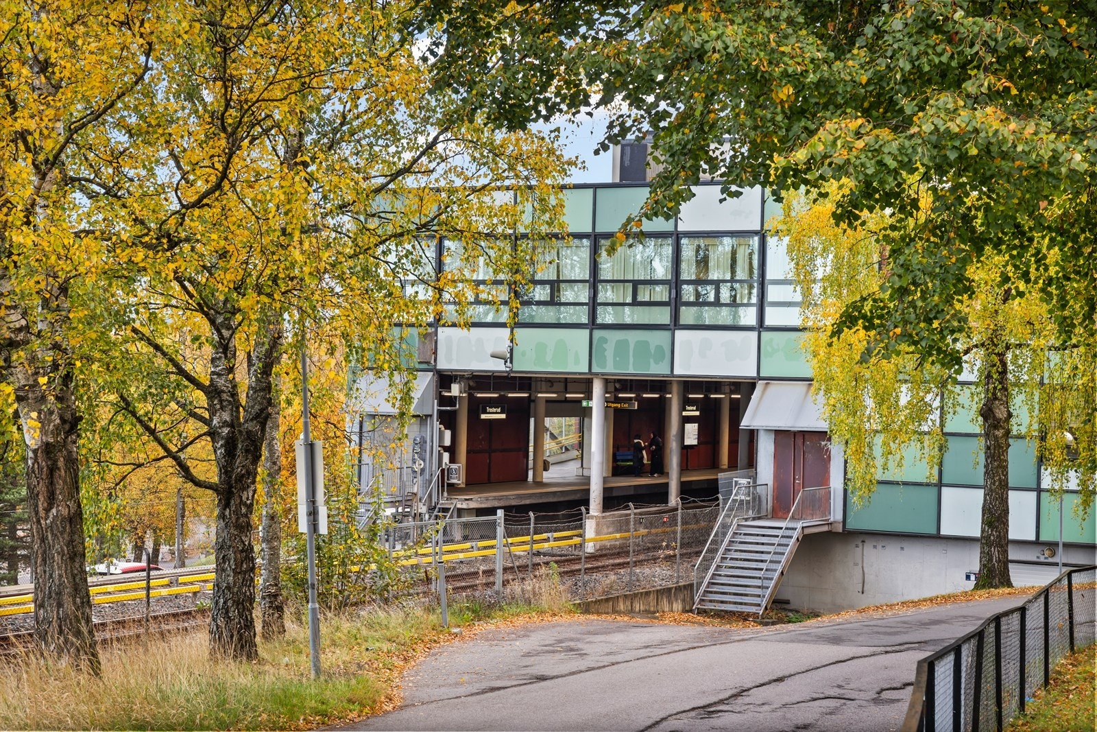 Fra boligen er det kun 5 minutters gange til T-bane og bussforbindelser. Galleribilde