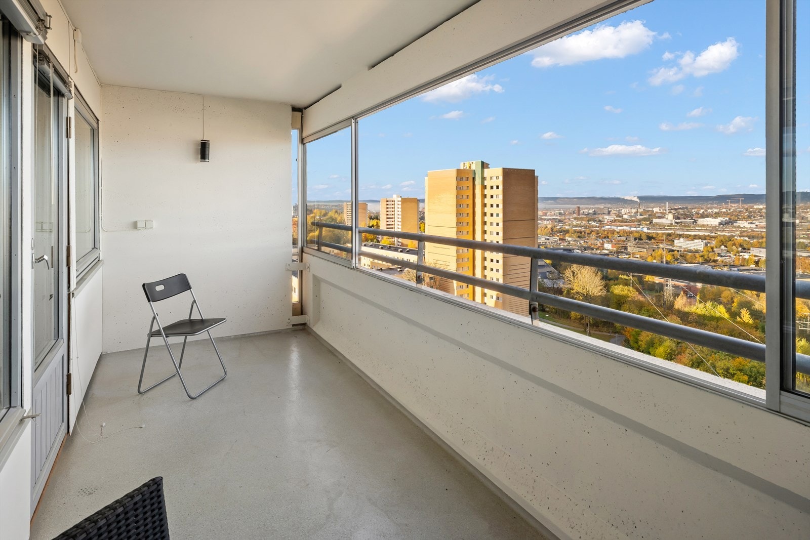 Her får kjøper gleden av gode solforhold, plass til sittegruppe, og en innglasset balkong som gir en lun atmosfære, og er en fin forlengelse av stuen. Galleribilde
