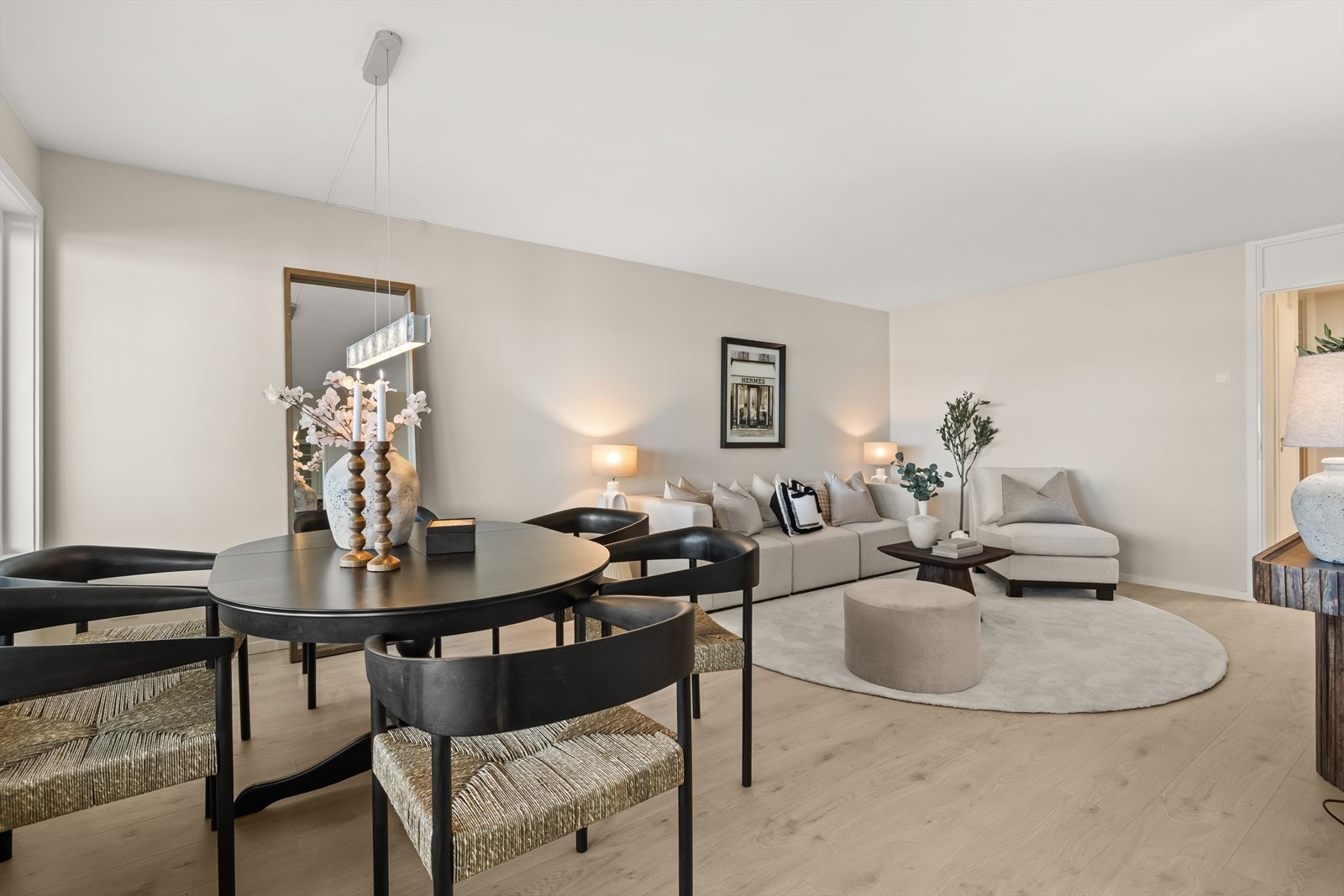 Stuen er av god størrelse med plass til flere sittegrupper og soner. Galleribilde
