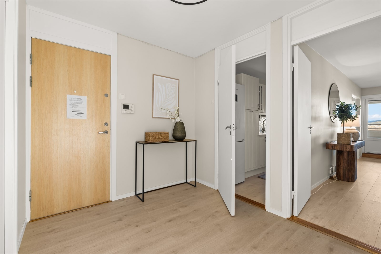Entrè med plass til oppbevaring av sko og yttertøy. Leiligheten disponerer en bod i samme etasje, samt en bod i mellometasje. Galleribilde