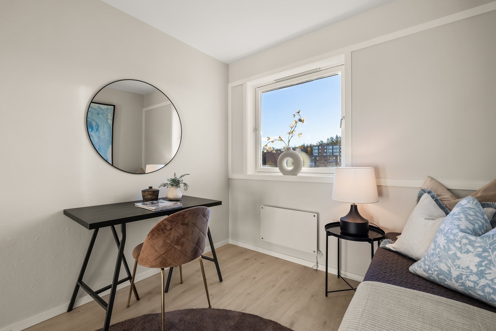 Rommet har rikelig med naturlig lysinnslipp og ingen innsyn. Galleribilde