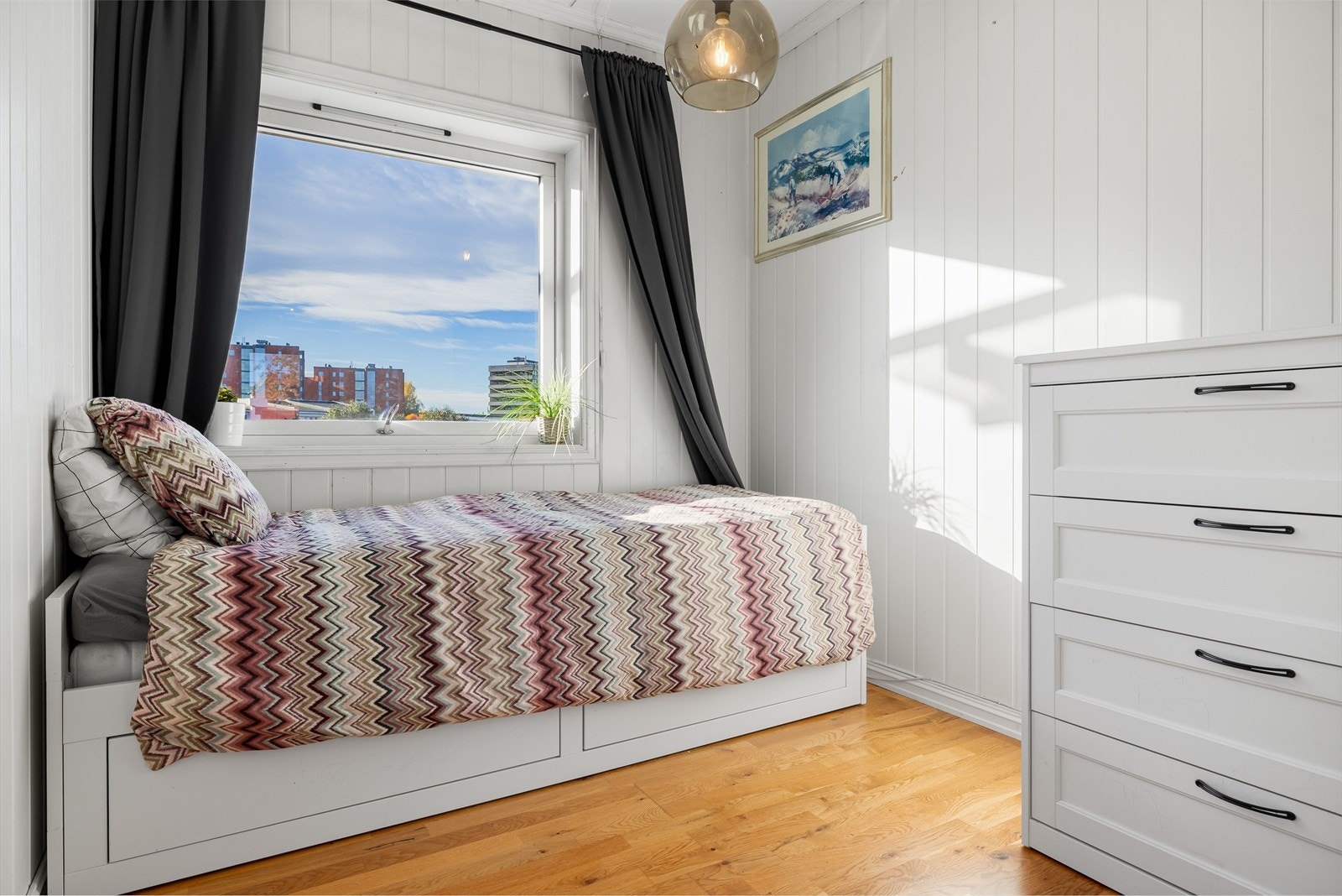 Soverom 2 er et lyst og pent rom som passer perfekt som barnerom, gjesterom eller kontor. Galleribilde