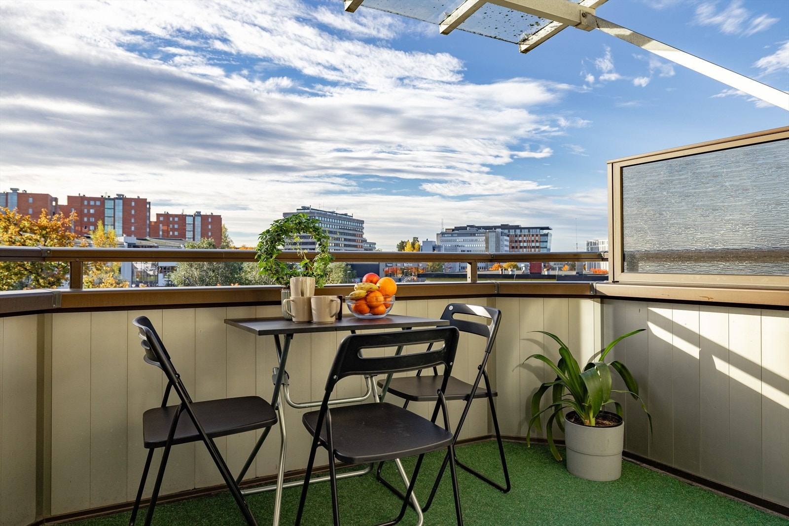 Balkongen har glasstak og god plass til sittegruppe etter eget ønske og behov. Galleribilde