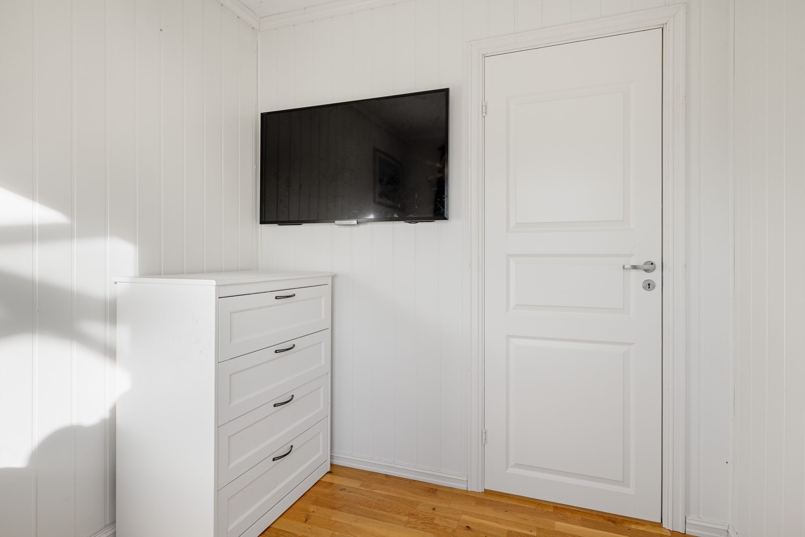 På soverommet har du plass til seng, kontorpult, kommode eller andre garderobeløsninger - alt etter eget ønske og behov. Galleribilde