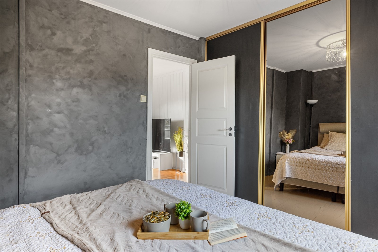 På soverommet har du rikelig med oppbevaringsplass i stor plassbygget skyvedørsgarderobe langs hele den ene veggen. Galleribilde