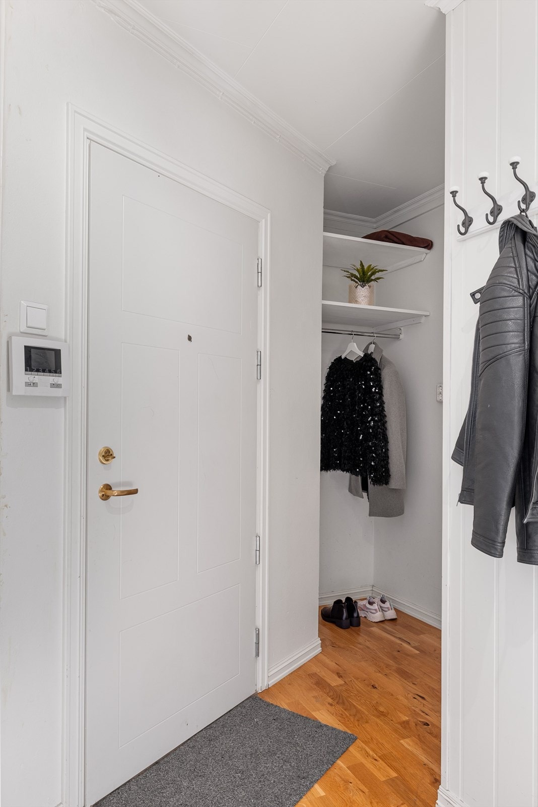 I entréen har du en praktisk nisje med plass til sko og oppheng av yttertøy. Porttelefon med video montert på vegg ved inngangsdøren. Galleribilde