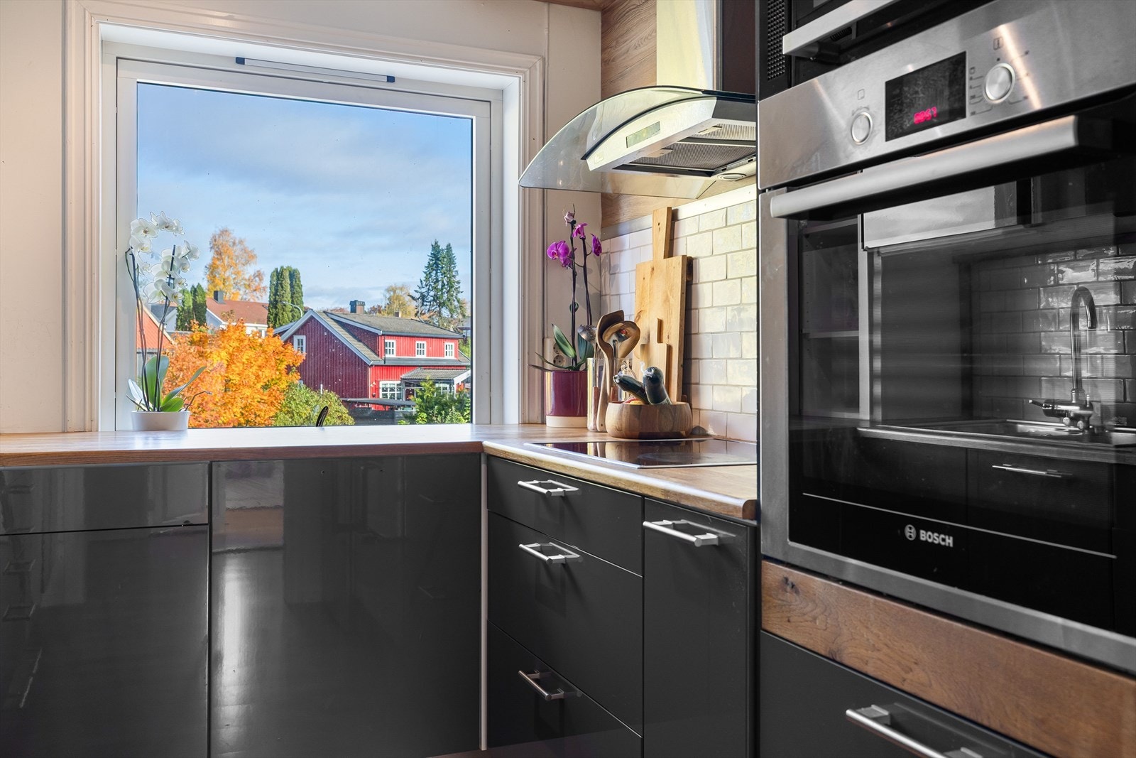 Kjøkkenet er utstyrt med medfølgende integrerte hvitevarer som nedfelt platetopp, stekeovn og mikrobølgeovn. Vegghengt mekanisk avtrekksvifte. Galleribilde