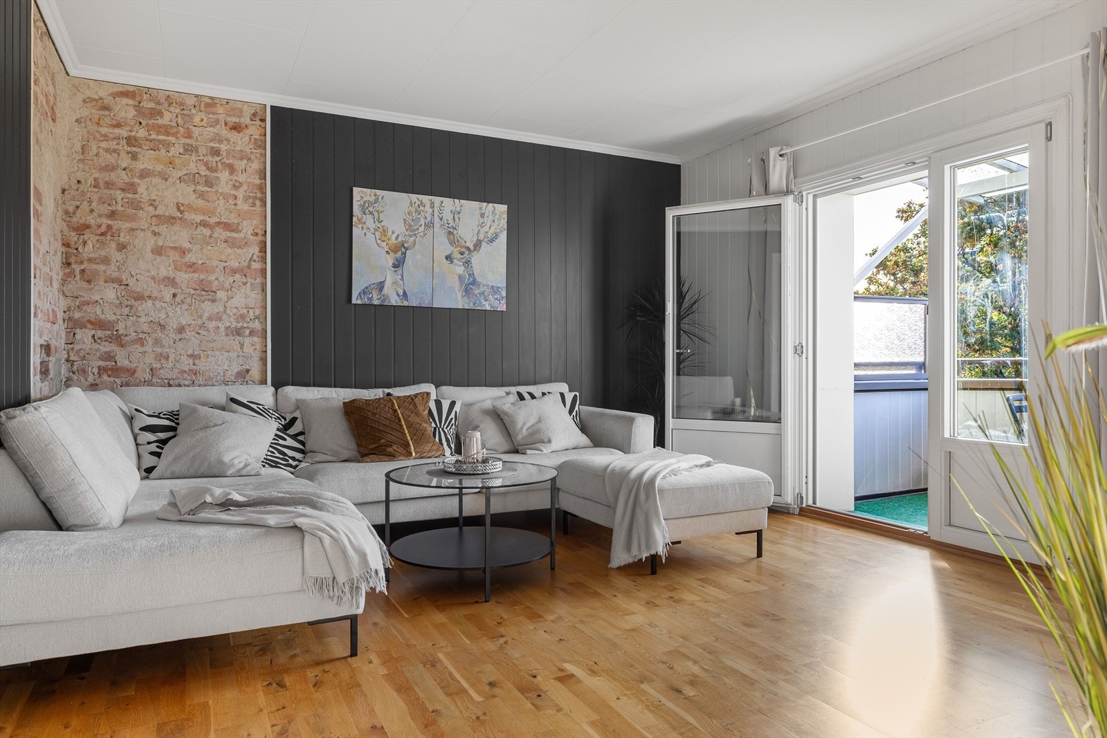 Leiligheten ligger i byggets 3. etasje, og har en gjennomgående planløsning med lettmøblerte rom. Galleribilde