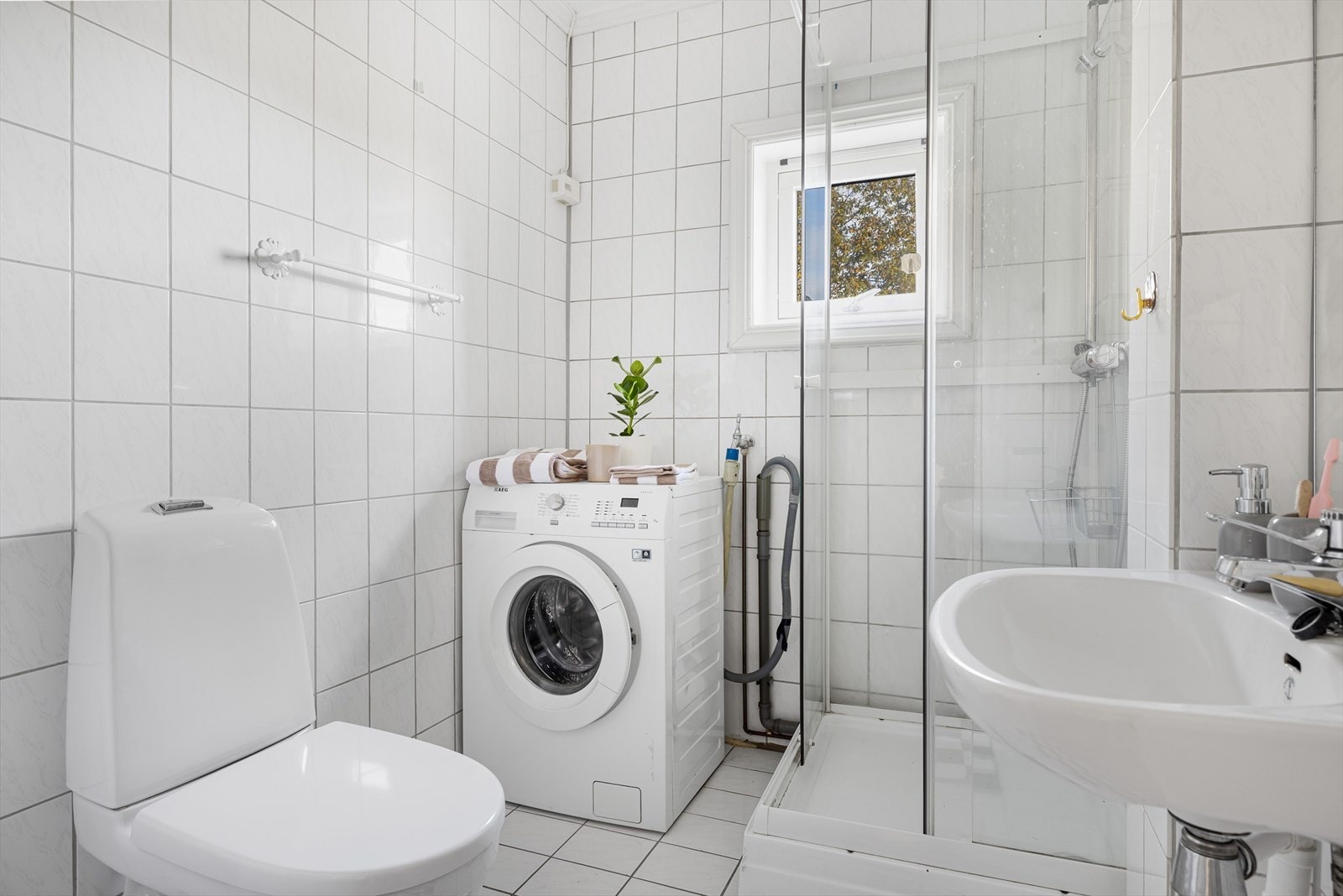 Leiligheten har et eldre flislagt baderom fra ukjent årstall. Baderommet har fått TG3 i tilstandsrapporten og det anbefales at dusjkabinettet benyttes til badet er rehabilitert etter dagens krav til våtrom/bad. Galleribilde