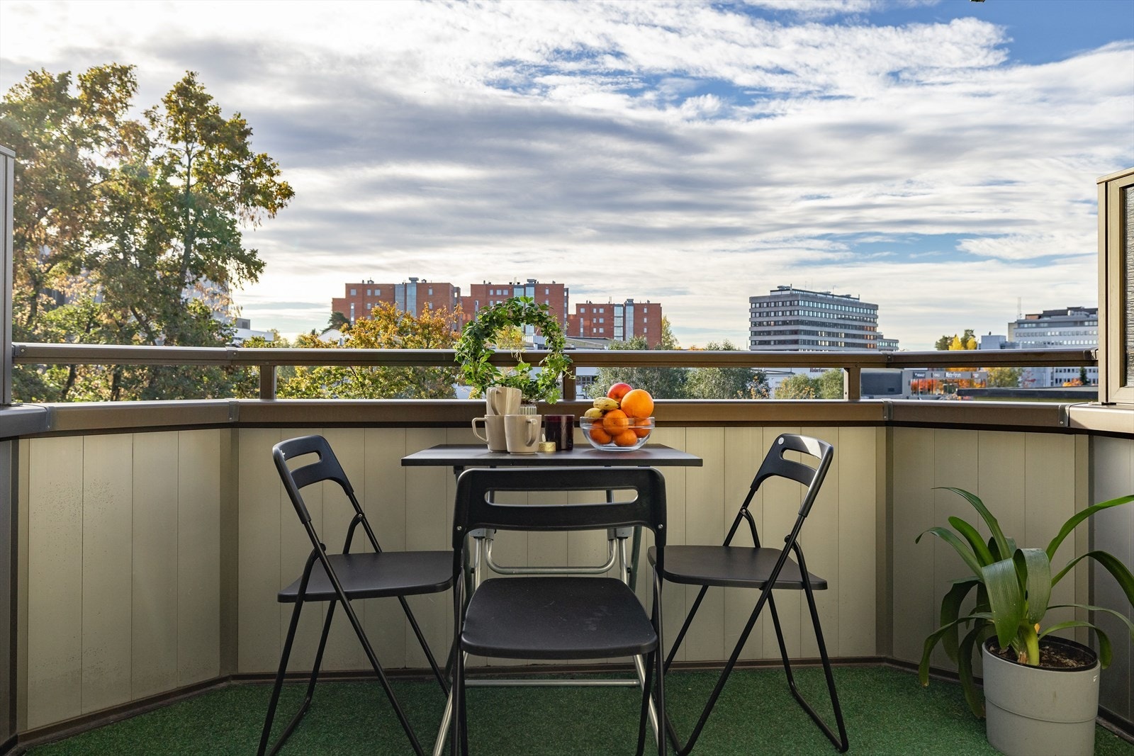 Fra stuen har du utgang til en solrik sydvendt balkong på 5m² som er herlig på varme sommerdager! Galleribilde
