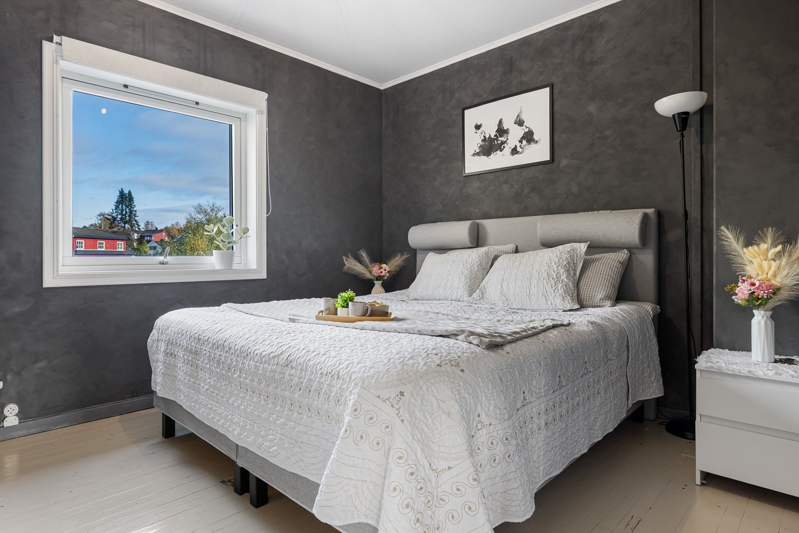 På soverommet har du god plass til en stor dobbeltseng med tilhørende nattbord. Galleribilde