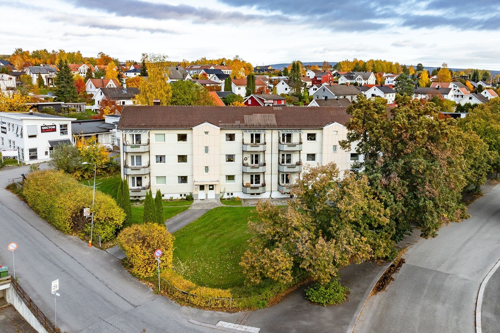 Leiligheten ligger på Disen/Børstad, ca. 1 km utenfor Hamar sentrum. Her bor du sentralt med kort vei til sentrum, samtidig som du har landbruksareal og friområder like i nærheten. Galleribilde