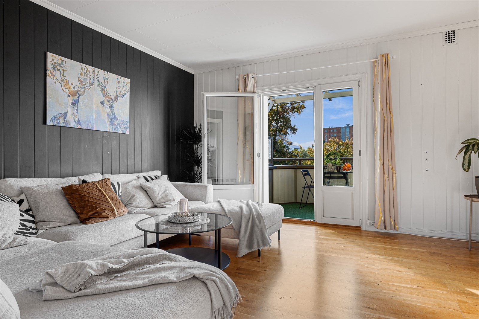 De doble dørene ut til balkongen slipper inn fint naturlig lys i stuen. Galleribilde