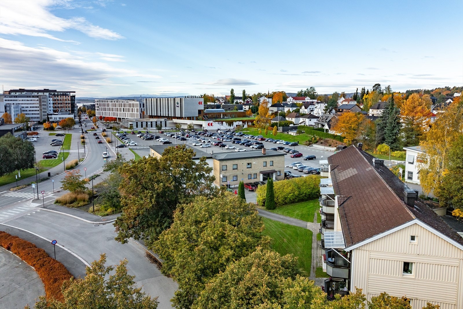 Kun ca. 5 minutters gange til CC Hamar med et rikt utvalg av butikker og spisesteder. Her er det noe for alle og enhver. Ytterligere ca. 5 minutters gange i retning Mjøsa ligger sentrum i Hamar. Langs Mjøsa finner du et av Hamars beste uteområder. Galleribilde