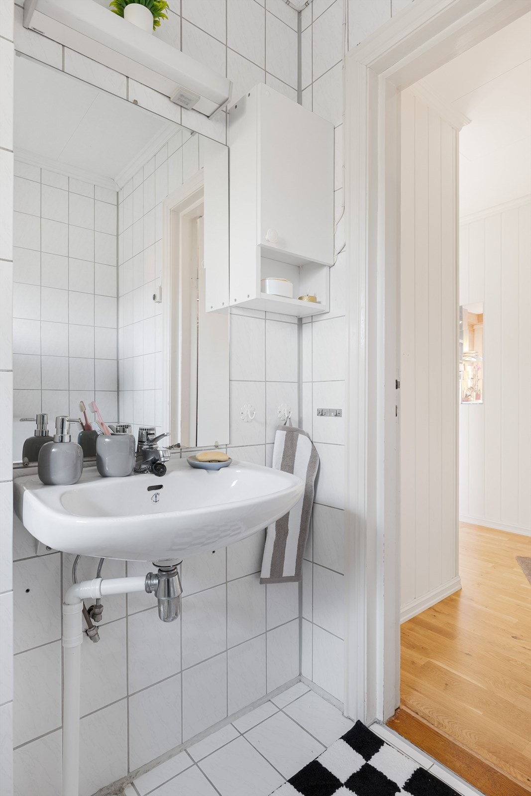 Baderommet har lyse fliser på gulv og vegger. Eier er usikker på om varmekablene på badet virker. Galleribilde