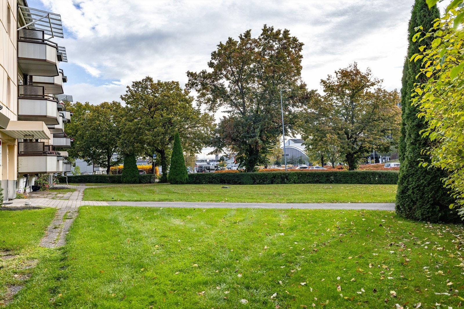 Fellesarealer er ryddig og pent opparbeidet med gressplen og noe beplantning. Kjøre-, gangveger og adkomstarealer er asfaltert og belagt med belegningsstein. Galleribilde