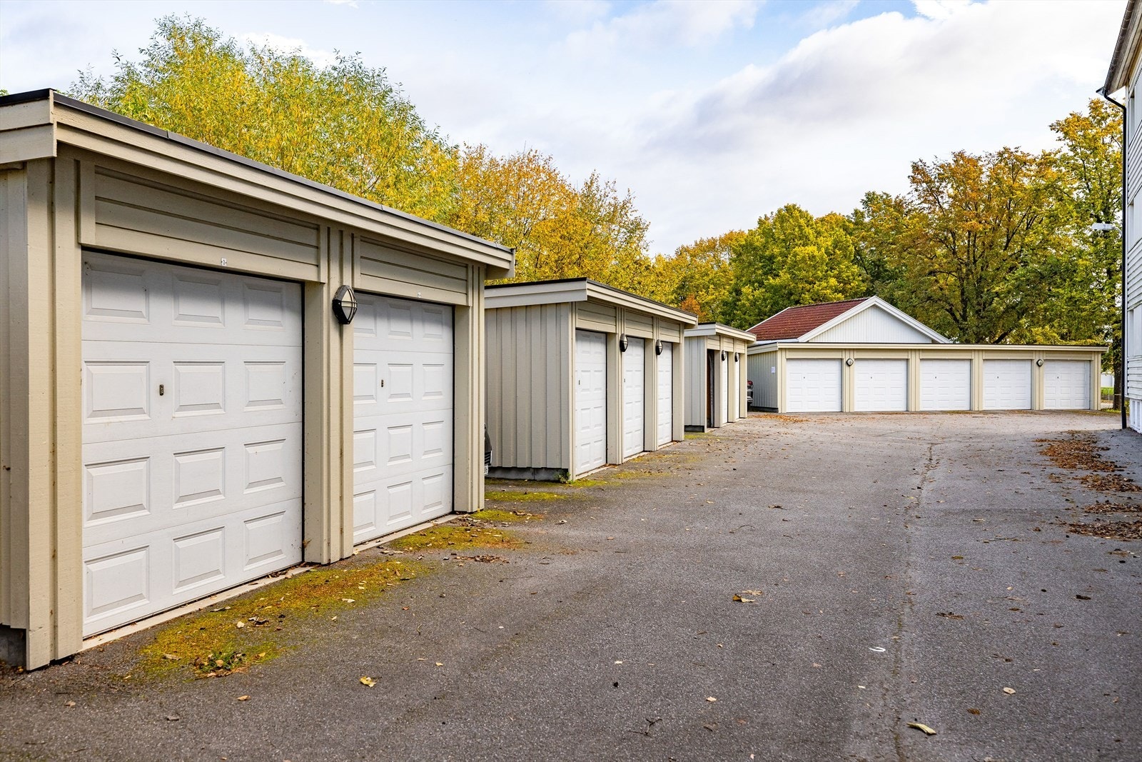 Mulighet for leie av garasjeplass gjennom borettslaget (ved ledige plasser tildeles disse etter ansiennitetsprinsippet). Galleribilde