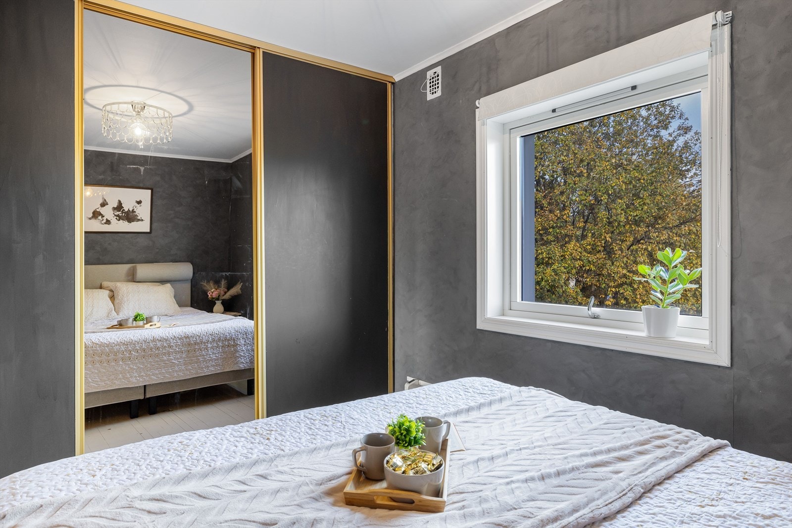 Alle vinduene i leiligheten var nye i 2011, og det er brede vinduskarmer for planter og dekor. Galleribilde