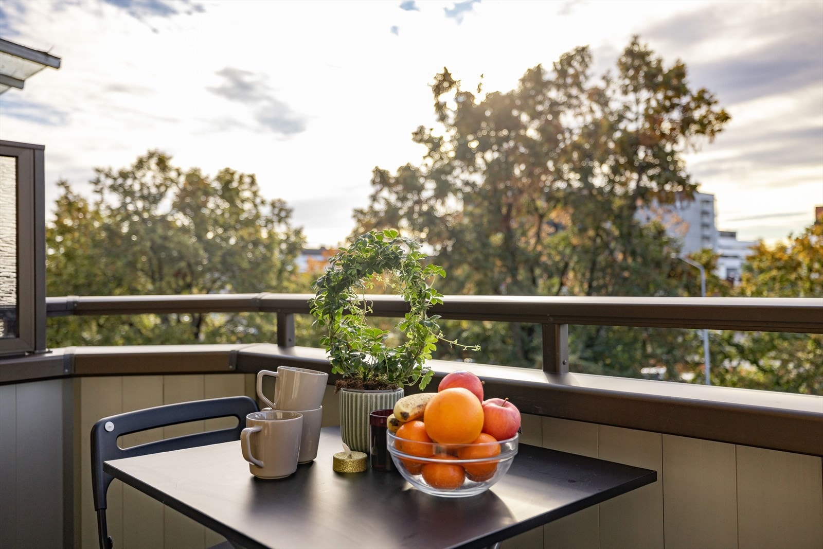 Beliggenheten i byggets 3. etasje og mot syd sørger for gode solforhold, samt lite innsyn. Galleribilde