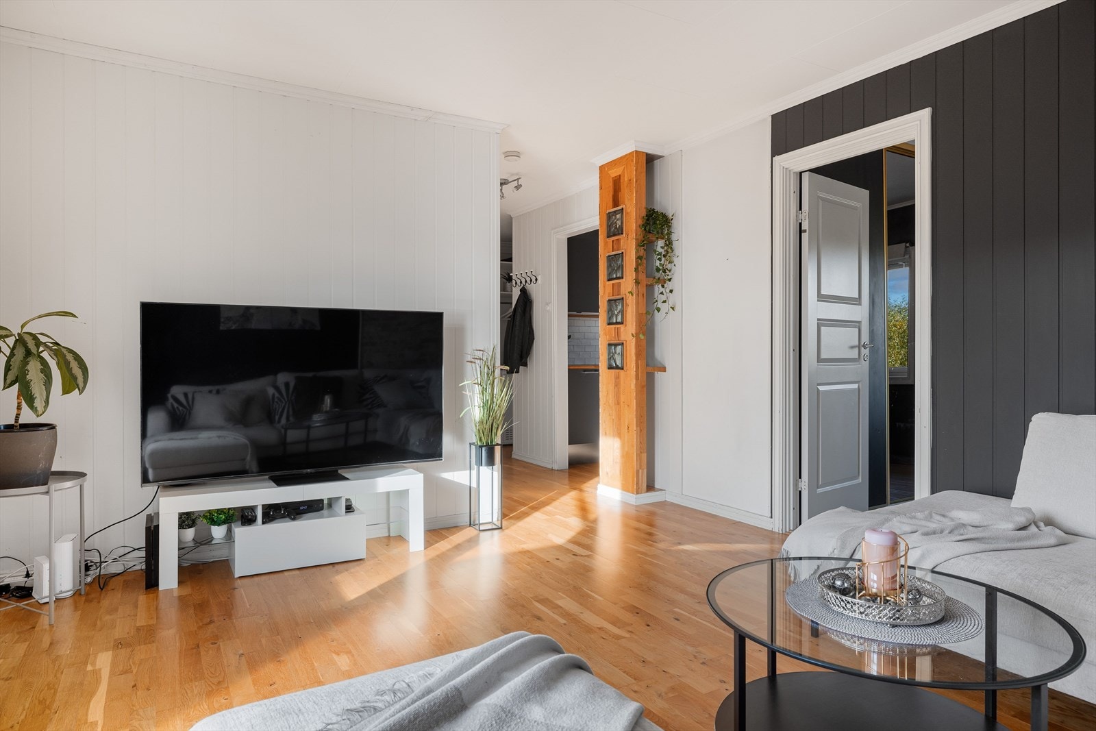 I stuen har du god plass til en stor sofagruppe med salongbord og mediemøblement med TV. Grunnpakke TV/bredbånd er inkludert i felleskostnadene. Galleribilde