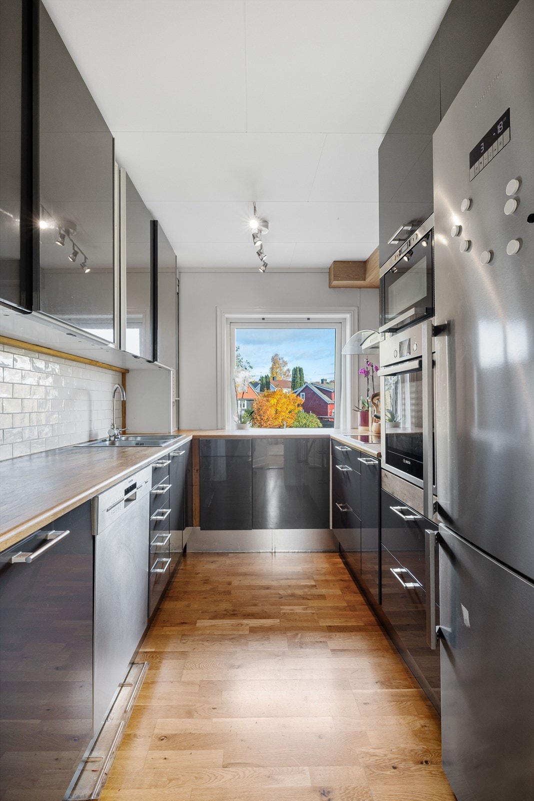 Moderne kjøkkeninnredning fra 2012 med god skap- og benkeplass. Galleribilde