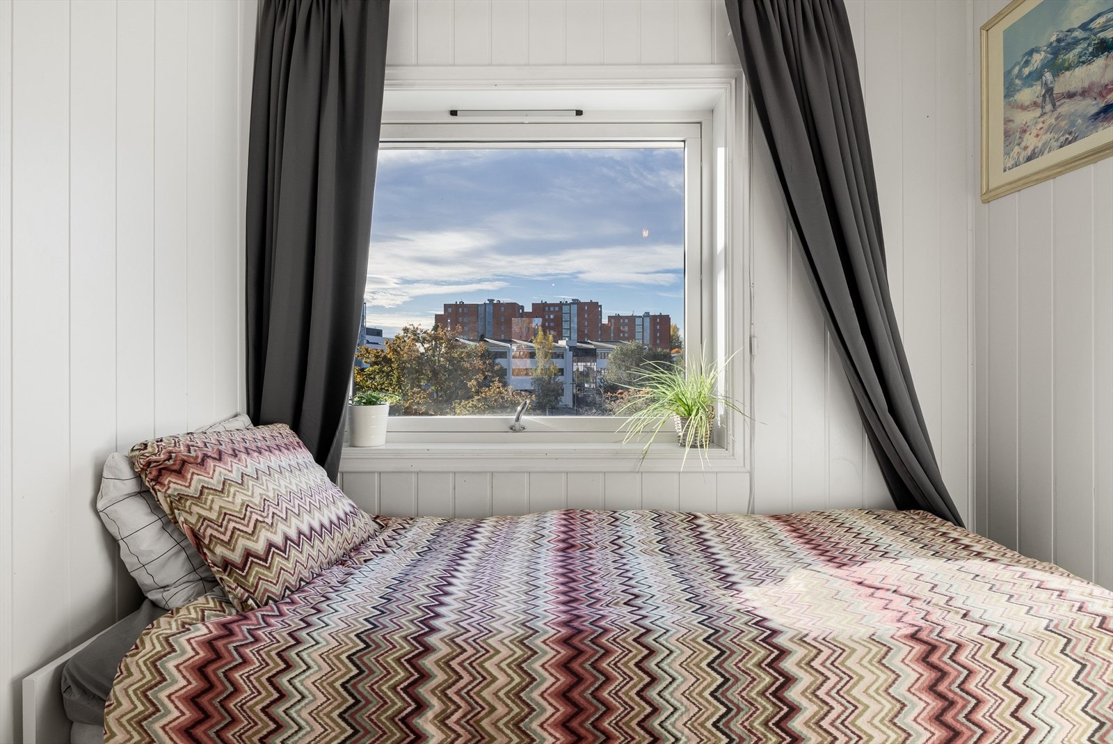 Soverommet har parkett på gulv, lyse panelplater på veggene og vindusflate mot syd som slipper inn fint lys. Galleribilde