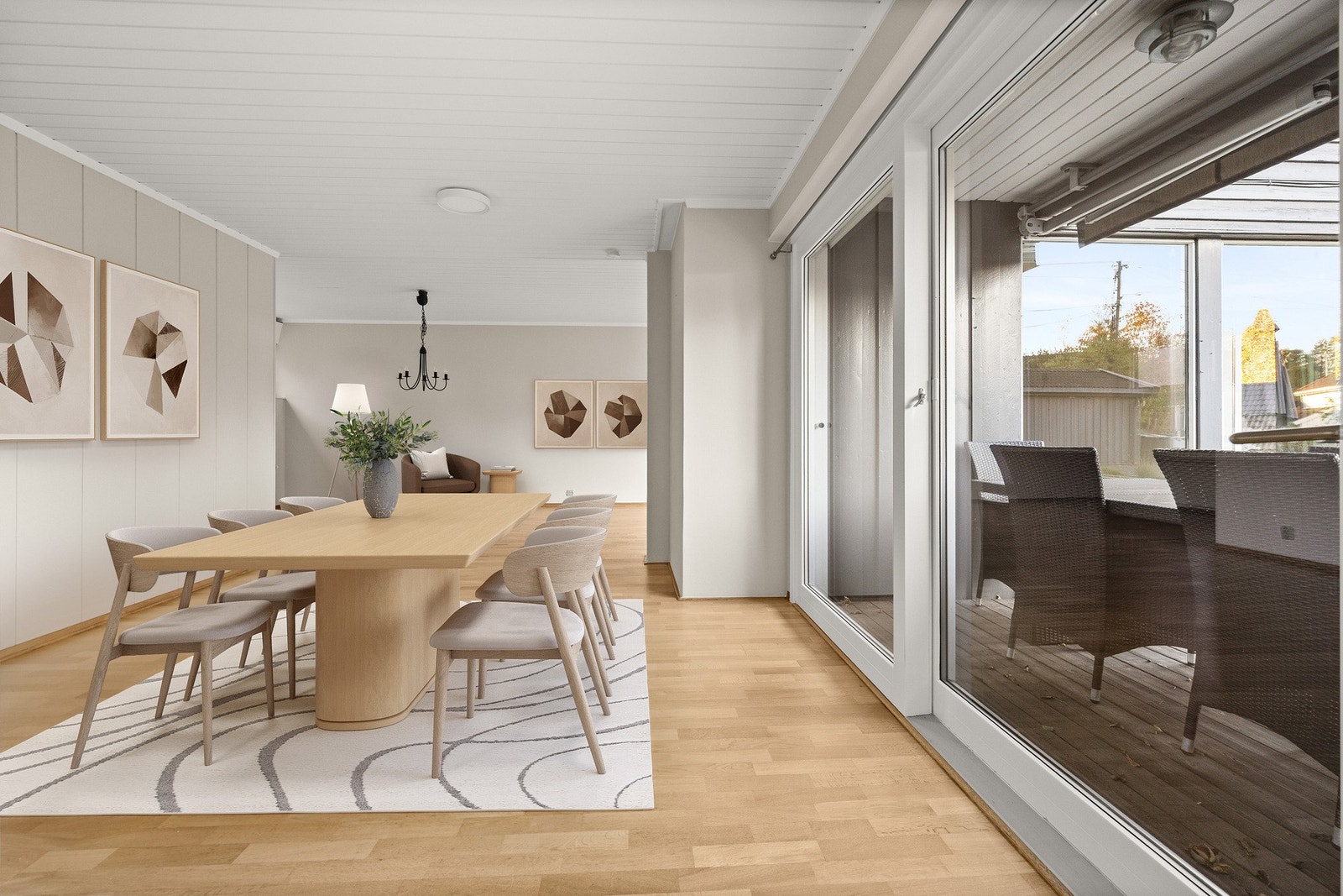 Lys og romslig spisestue med praktisk adkomst til stue, kjøkken og terrasse. Galleribilde