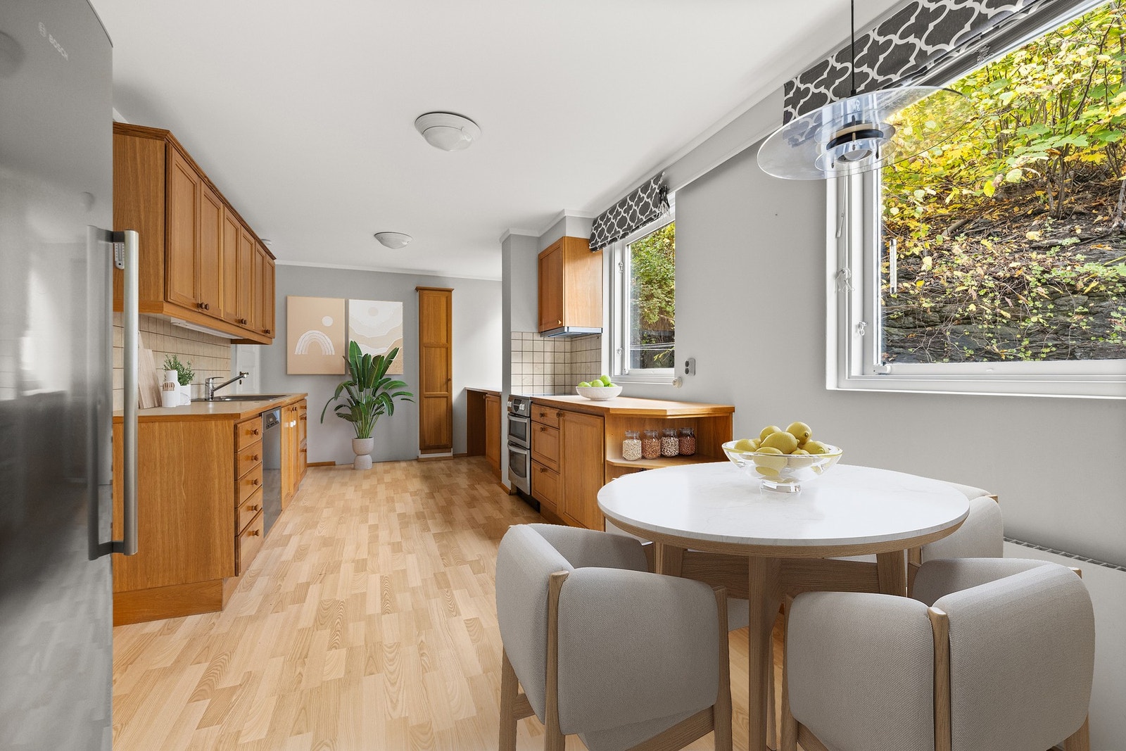 Kjøkkenet har rikelig med oppbevaringsmuligheter i skap og skuffer. Galleribilde