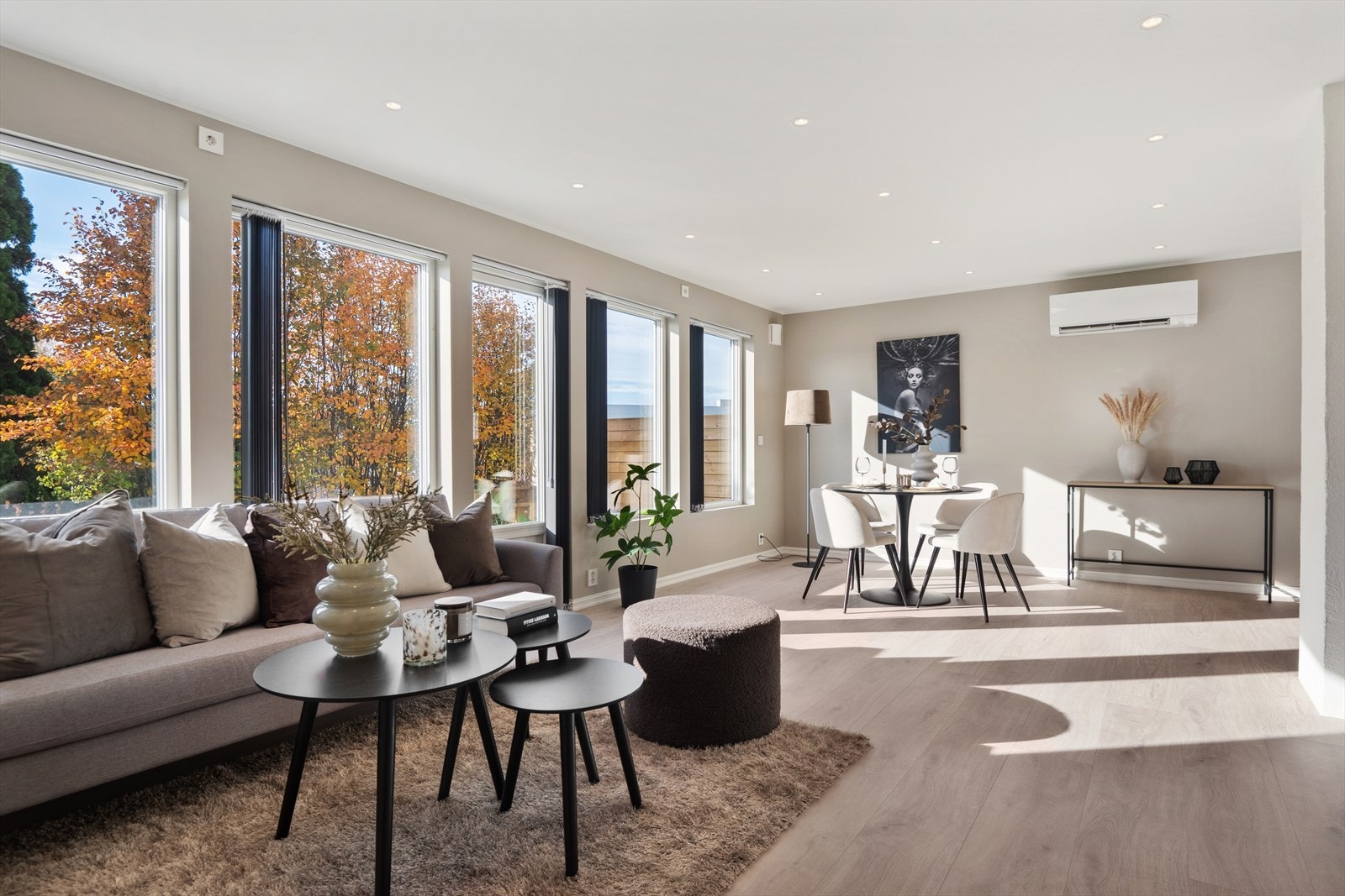 Stuen har god plass til å kunne møblere i flere soner. Galleribilde