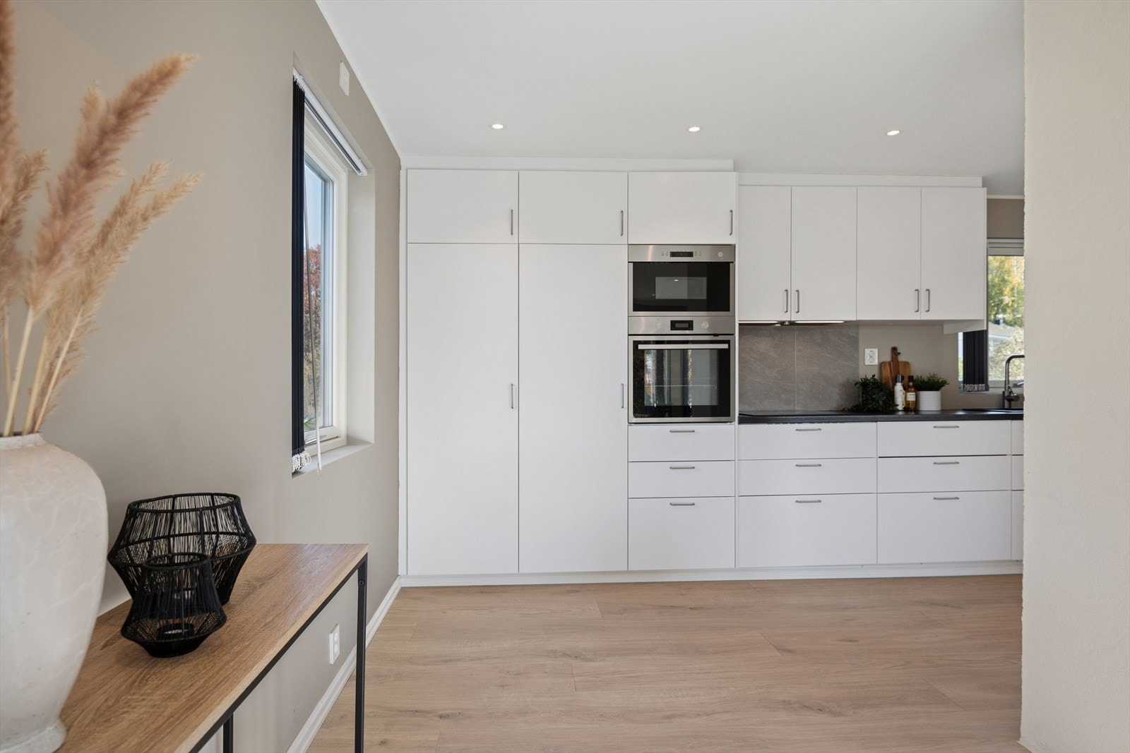 Boligen fremstår med en moderne uttrykk med nye gulv- og veggflater samt himlinger i 2024. Galleribilde