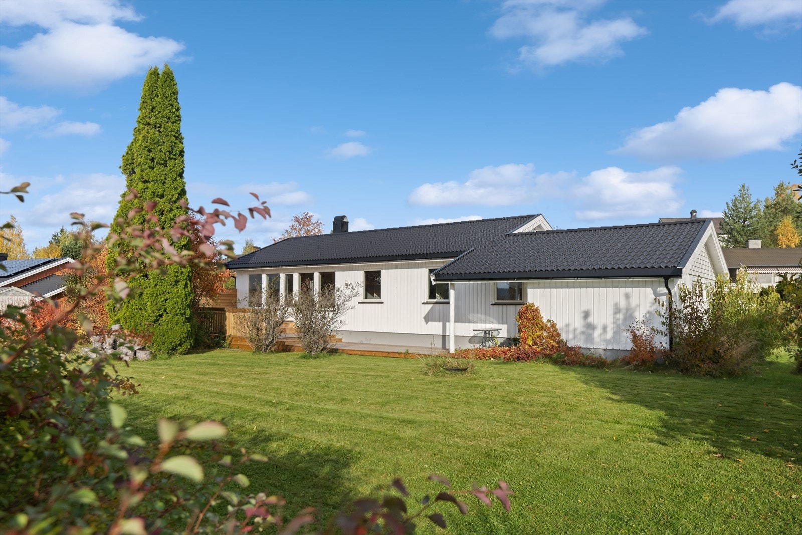 Modernisert enebolig med solrik terrasse og herlig hage. Galleribilde