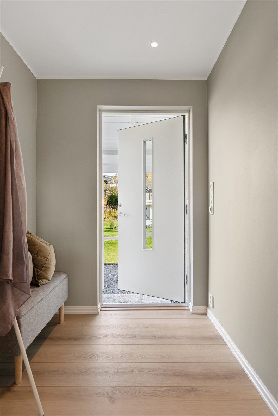 Velkommen inn i praktisk entré med varmekabler i gulv. Galleribilde