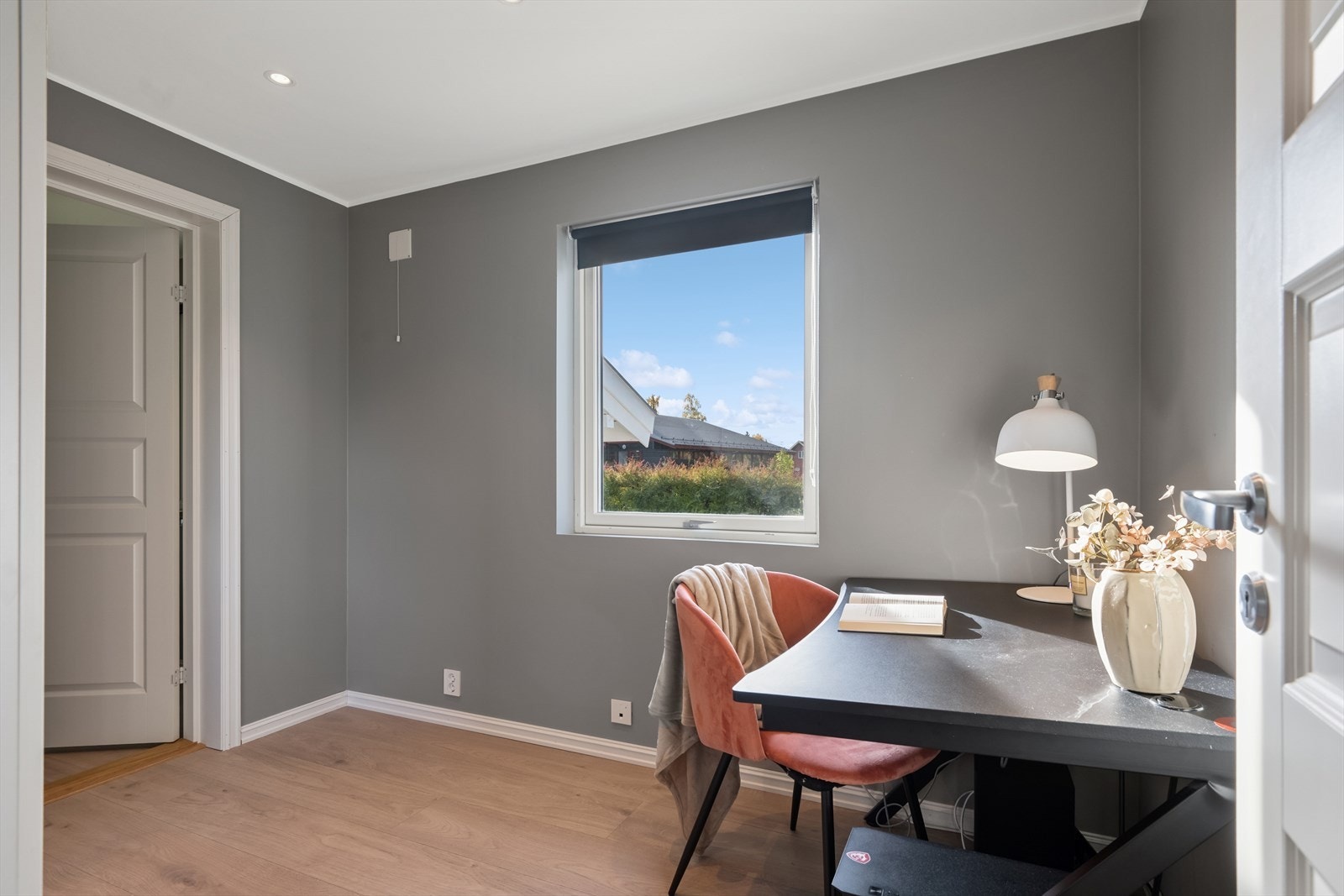 Ett soverom har adkomst via kontoret. Galleribilde