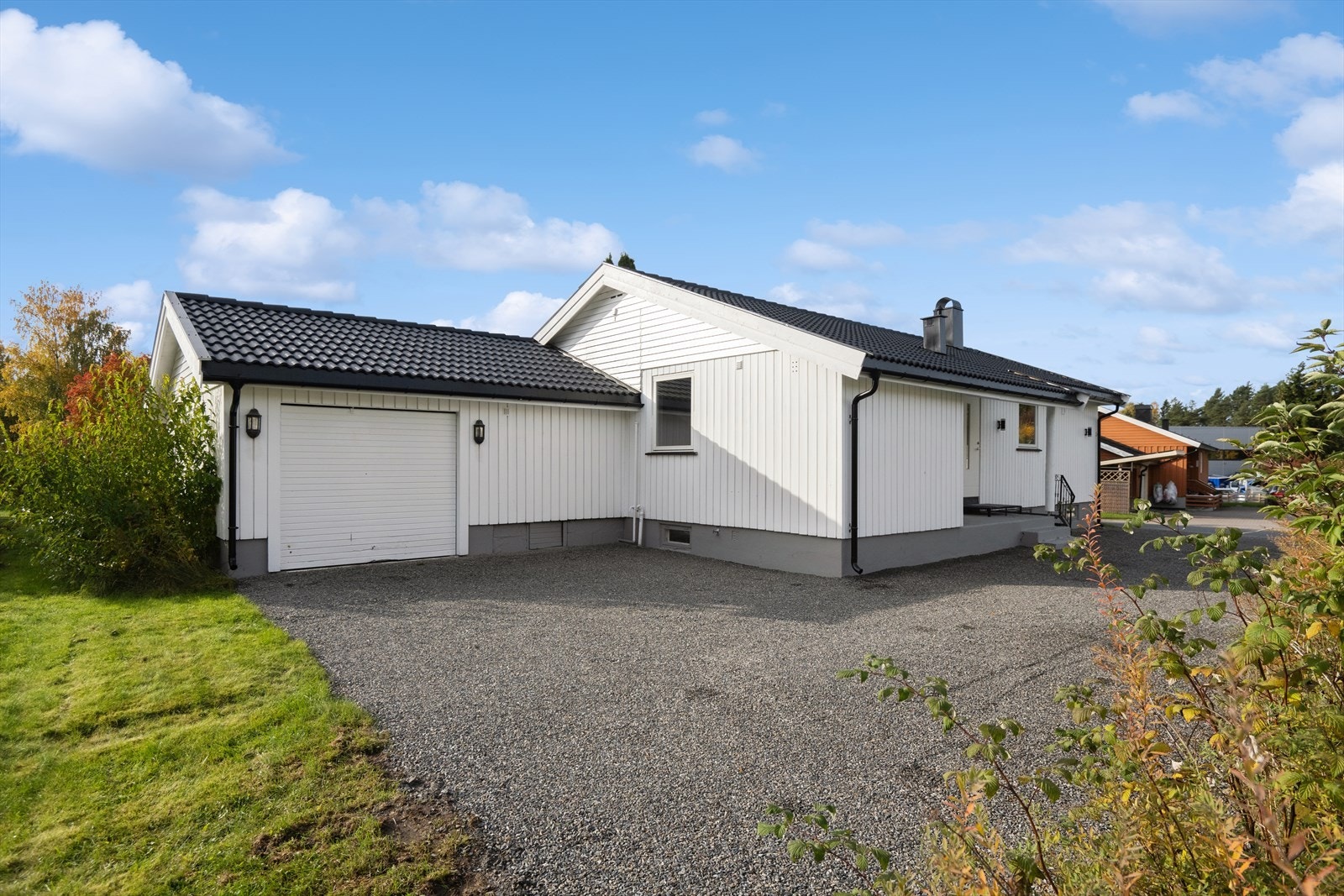 Bilen kan parkeres i garasjen, og ellers god plass på gårdsplassen. Galleribilde