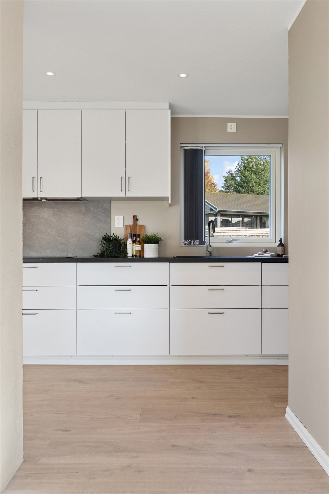 Boligen har en praktisk planløsning med alle boligrom på en flate. Galleribilde