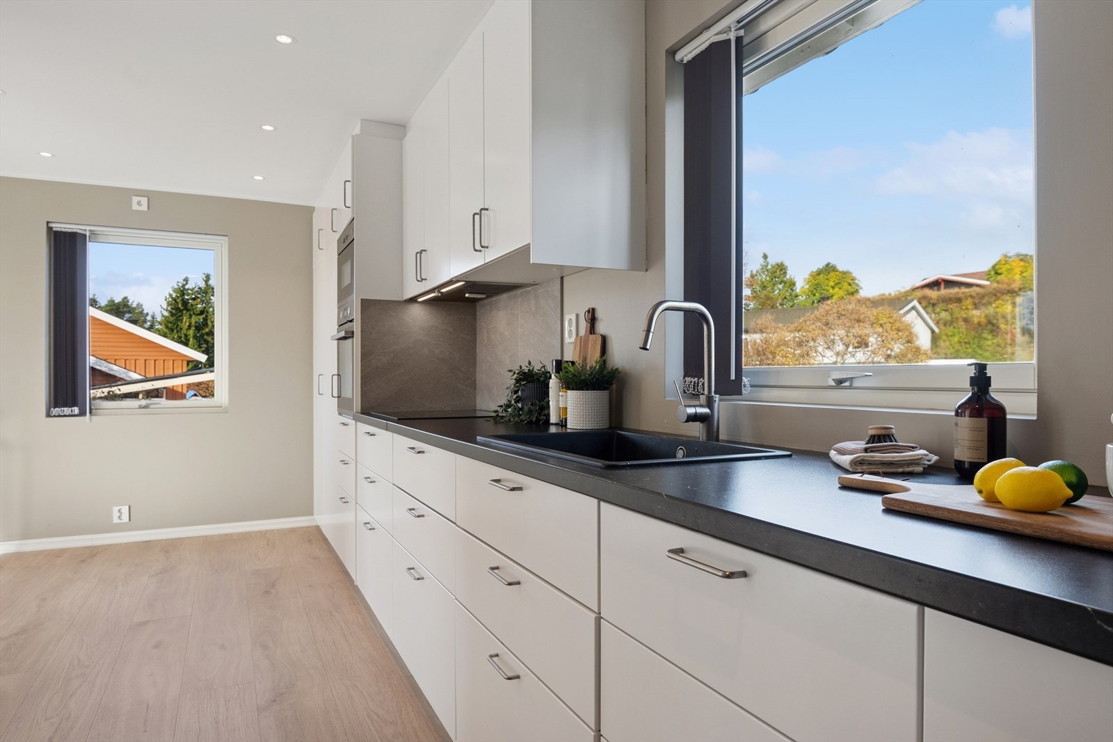 Kjøkkenet har godt med skap- og benkeplass, og er utstyrt med tidsriktige hvitevarer. Galleribilde