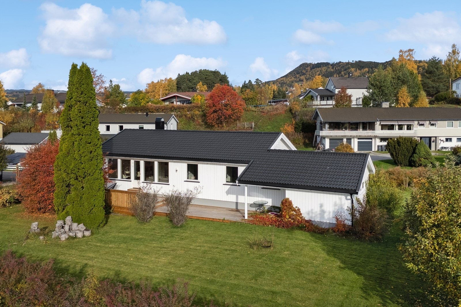 Hagen byr på godt med boltreplass og et godt utgangspunkt for de som liker å pusle i hagen. Galleribilde