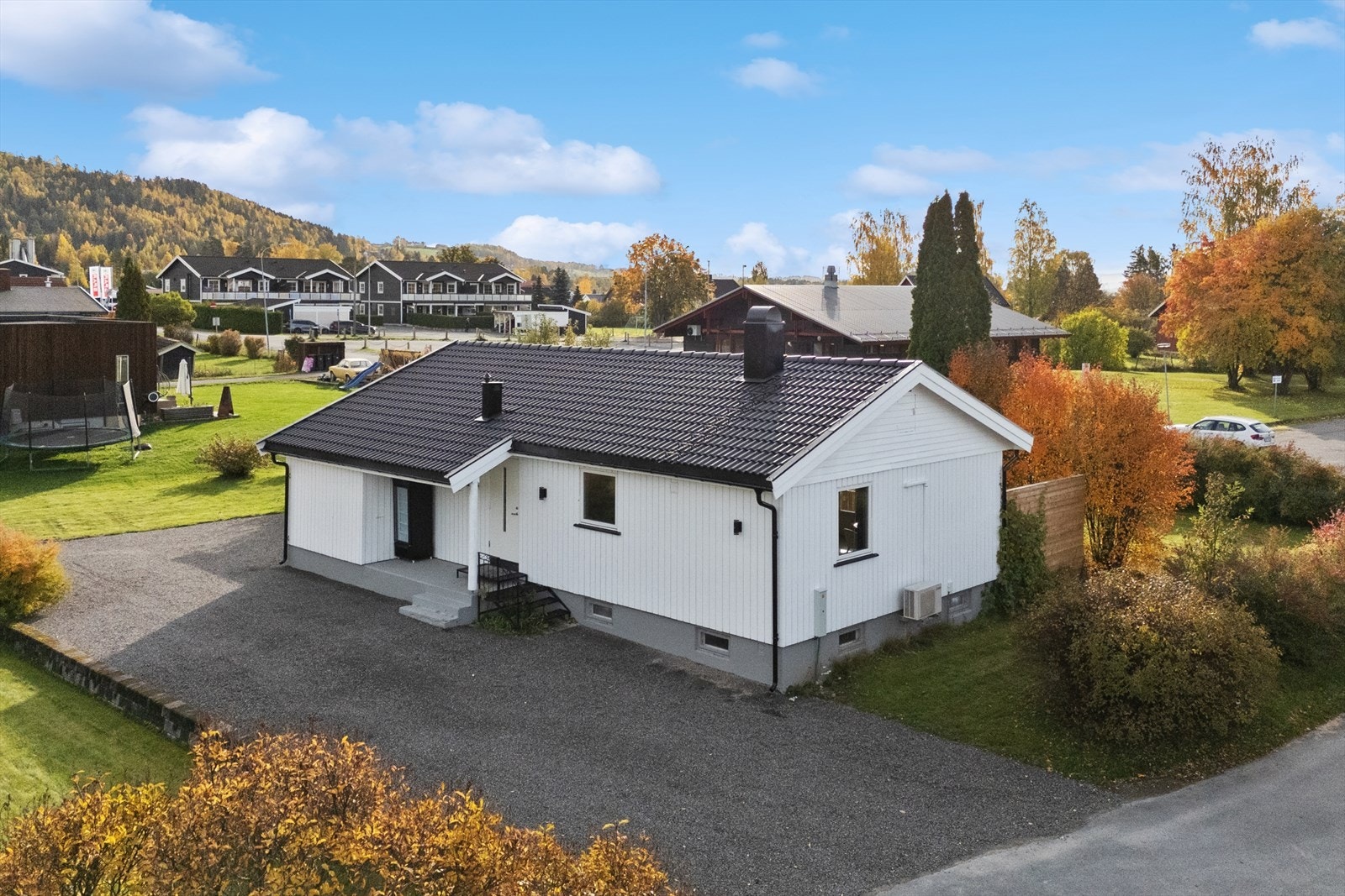 Eiendommens beliggenhet egner seg godt til barnefamilier med nærhet til skoler og barnehager. Galleribilde