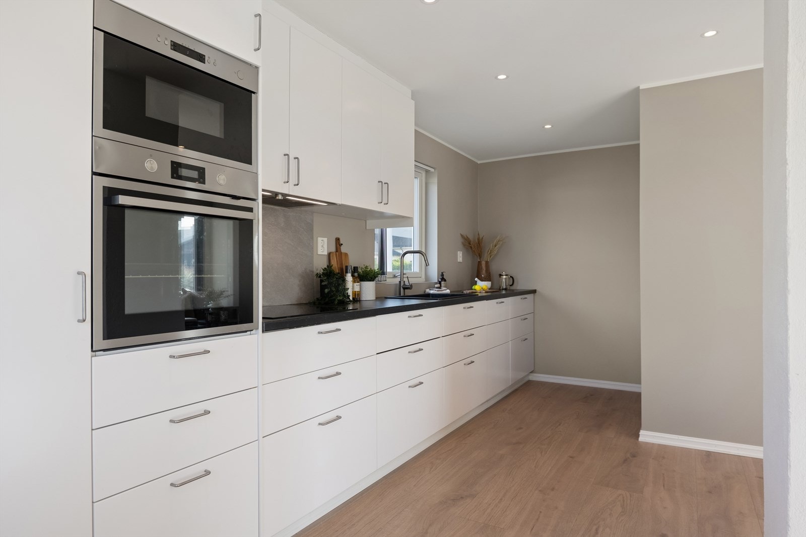 Lekkert kjøkken med IKEA innredning fra 2024. Galleribilde