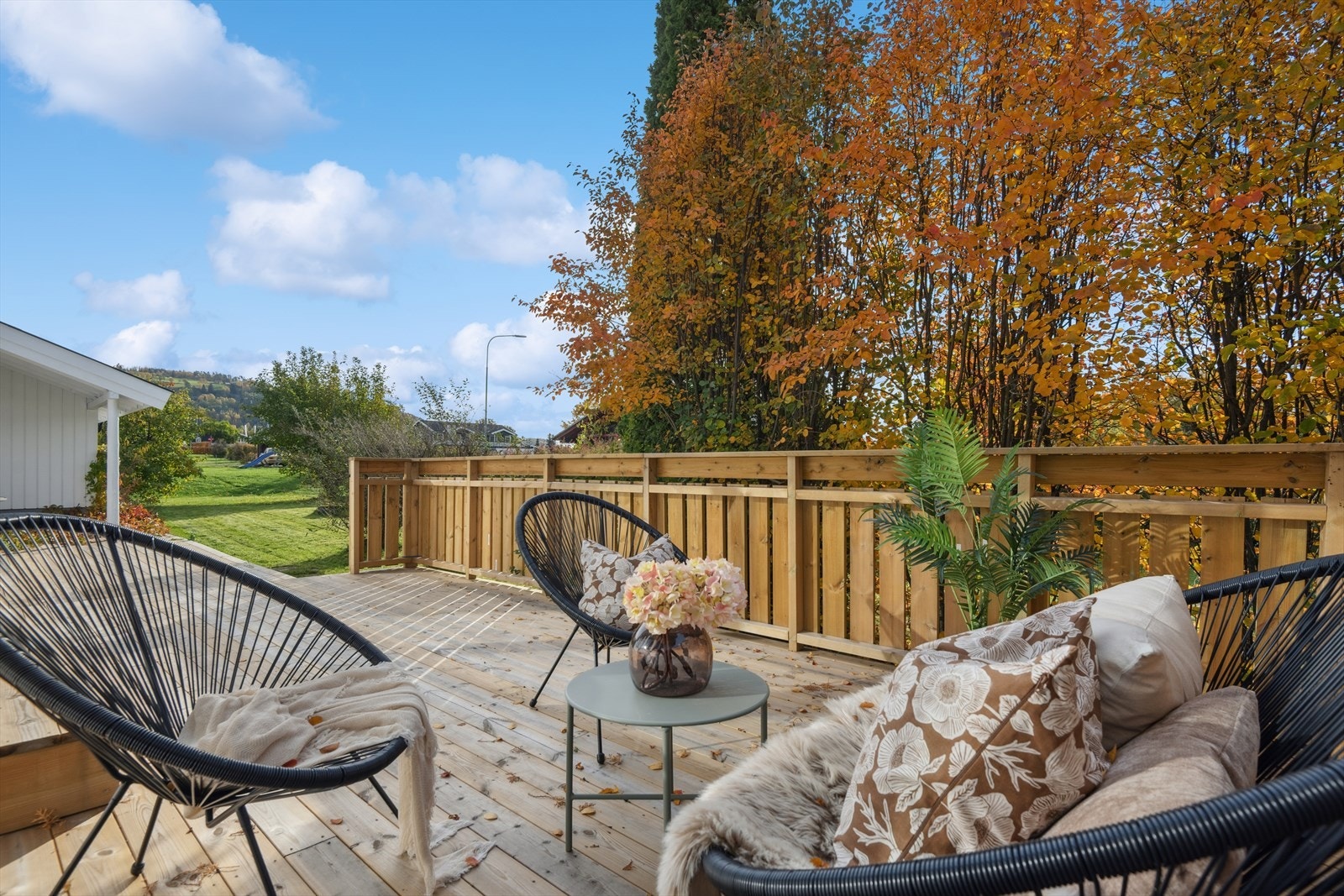 Fra stuen kommer du ut på sørvendt terrasse på ca 48 kvm, som er delvis overbygget. Galleribilde