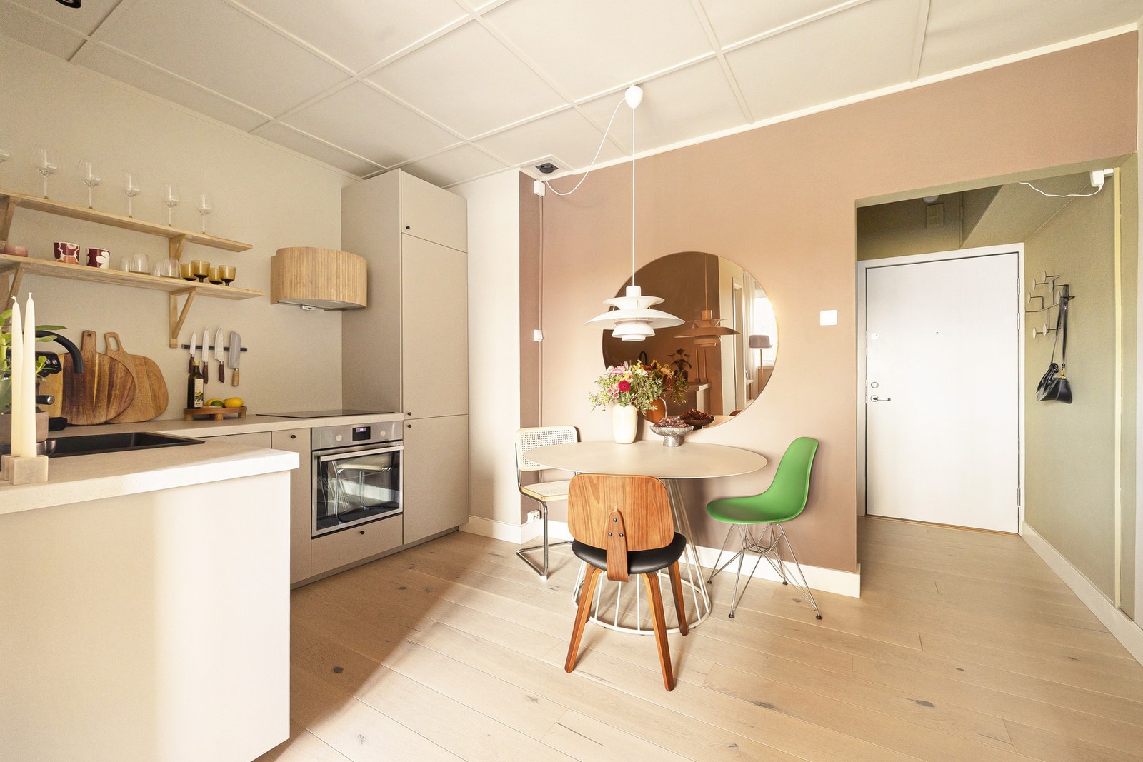 Vi fortsetter i det romslige oppholdsrommet. Galleribilde