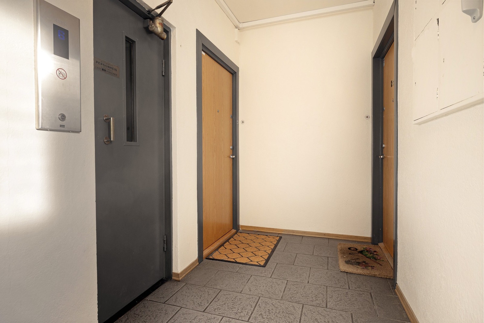 Det er ikke så dumt å bo i 5.etasje, når det er heis i bygget. Utsyn, lys og du slipper å slite deg helt ut. Det blir ikke bedre! Galleribilde